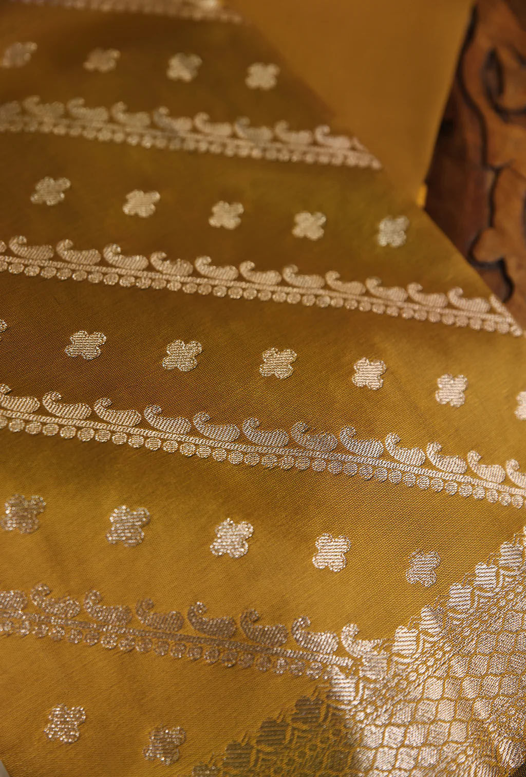 Regal Zari Butti Kurta Set